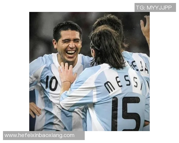 足球巨星带着孩子亲子时光,感受温馨与爱的瞬间 足球巨星带着孩子亲子时光,感受温馨与爱的瞬间